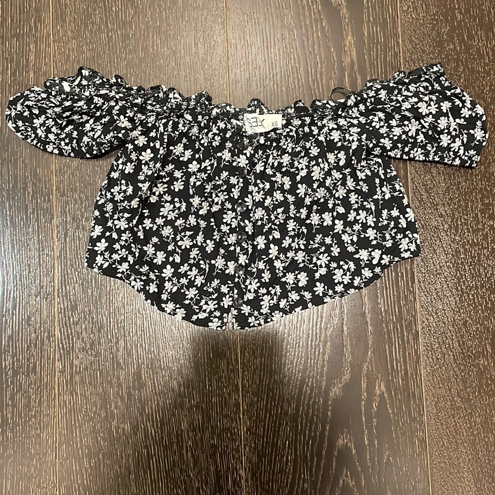 Off-the-shoulder cropped floral blouse, Size XS